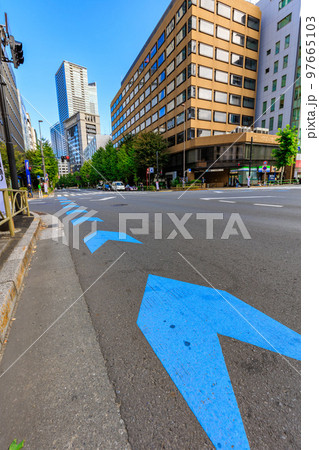 東京 虎ノ門付近の道路表示(自転車ナビライン) 東京 虎ノ門付近の道路表示(自転車ナビライン) 97665103