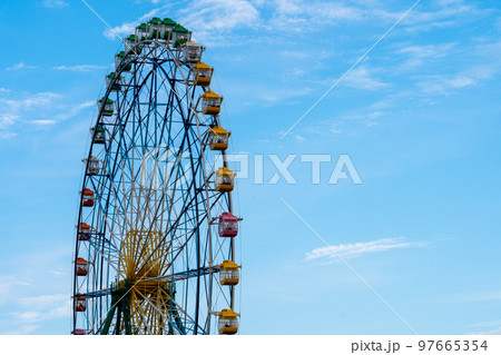 観覧車と青空 観覧車と青空 97665354