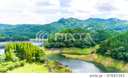 新池の山橋から観る絶景風景「大分県日田市・日田街道」 97665365