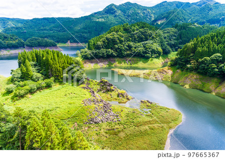 新池の山橋から観る絶景風景「大分県日田市・日田街道」 97665367