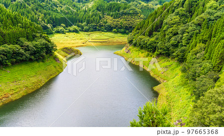 新池の山橋から観る絶景風景「大分県日田市・日田街道」 新池の山橋から観る絶景風景「大分県日田市・日田街道」 97665368