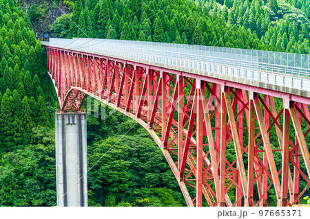 新池の山橋から観る絶景風景「大分県日田市・日田街道」 97665371