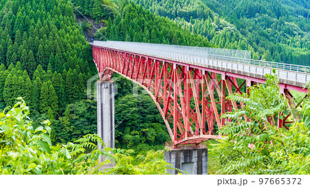 新池の山橋から観る絶景風景「大分県日田市・日田街道」 97665372