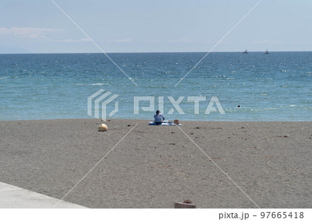 天気の良い夏日に海を眺めてリフレッシュする人 天気の良い夏日に海を眺めてリフレッシュする人 97665418