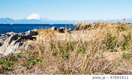 神奈川県最南端の三浦市城ヶ島の冬　（富士山が見える海） 97665611