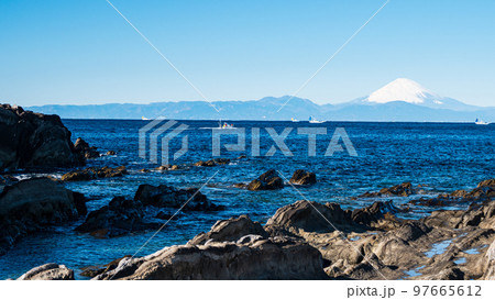 神奈川県最南端の三浦市城ヶ島の冬 (富士山が見える海) 神奈川県最南端の三浦市城ヶ島の冬 (富士山が見える海) 97665612