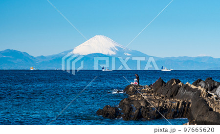 神奈川県最南端の三浦市城ヶ島の冬　（富士山が見える海） 97665620