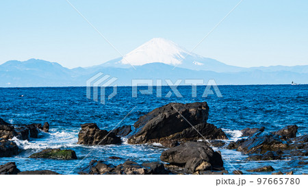 神奈川県最南端の三浦市城ヶ島の冬　（富士山が見える海） 97665780