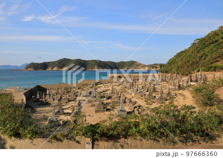 頭ヶ島のキリシタン墓地とコバルトブルーの美しい五島灘の風景 97666360