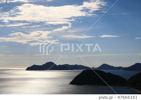 奈留島城岳展望台から眺めた光の海に包まれた五島列島の美しい風景 奈留島城岳展望台から眺めた光の海に包まれた五島列島の美しい風景 97666381