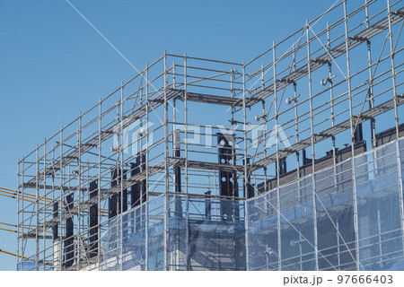 鉄骨工事　青空と仮設足場 97666403