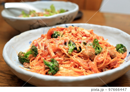 大皿に盛られた大盛りのトマトソーススパゲティ 大皿に盛られた大盛りのトマトソーススパゲティ 97666447