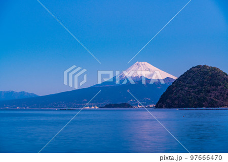 (静岡県)伊豆・内浦湾から望む、富士山 夜明け (静岡県)伊豆・内浦湾から望む、富士山 夜明け 97666470
