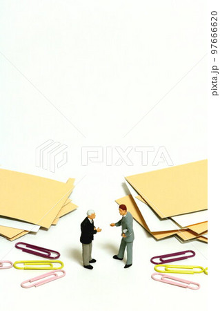 対話する二人の人物 two persons on dialog 対話する二人の人物 two persons on dialog 97666620