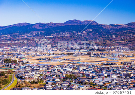 （静岡県）伊豆の国・守山展望台から望む、田方平野の街並み 97667451
