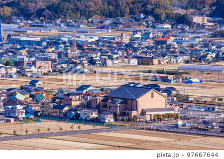 （静岡県）伊豆の国・守山展望台から望む、韮山時代劇場付近 97667644