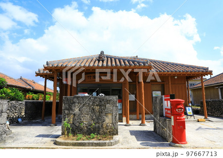 竹富島 赤瓦屋根の郵便局 竹富島 赤瓦屋根の郵便局 97667713