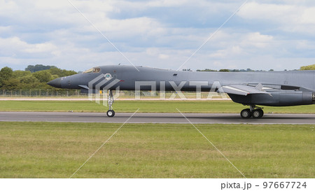 アメリカ空軍B-1Bランサー超音速爆撃機着陸 アメリカ空軍B-1Bランサー超音速爆撃機着陸 97667724