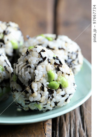 三角に握った塩昆布と枝豆の混ぜ込みおにぎり 97667734