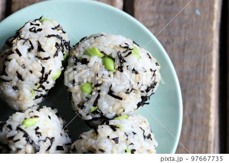 塩昆布と枝豆の混ぜ込みおにぎり 97667735