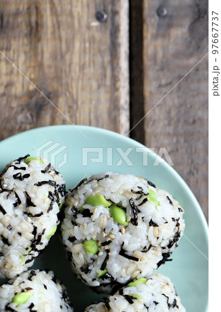 塩昆布と枝豆の混ぜ込みおにぎり 97667737
