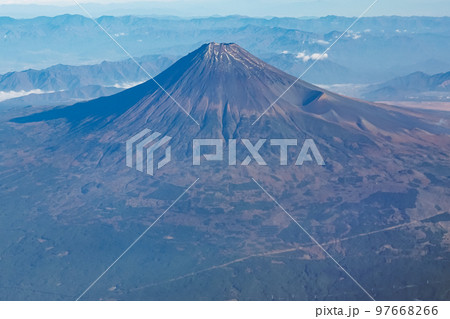 空撮 秋晴れの富士山 97668266