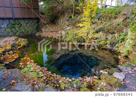 山梨県 忍野村 秋の忍野八海、お釜池 97668343