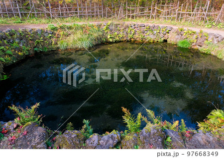 山梨県 忍野村 秋の忍野八海、銚子池 97668349