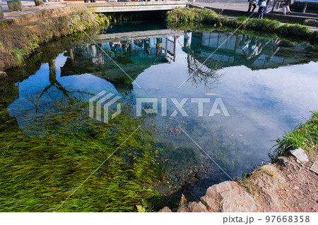 山梨県 忍野村 忍野八海、湧池 山梨県 忍野村 忍野八海、湧池 97668358