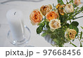 枯れかかったお花とキャンドル 97668456