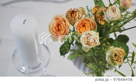 枯れかかったお花とキャンドル 97668456