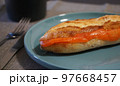 スモークサーモンをサンドしたフランスパンのおしゃれな朝食 97668457