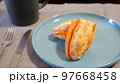 スモークサーモンをサンドしたフランスパンのおしゃれな朝食 97668458