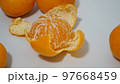 皮を剥いたみかん 97668459