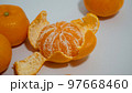 皮を剥いたみかん 97668460