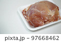 プラスチックの容器に入った生の鶏胸肉 97668462