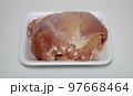 プラスチックの容器に入った生の鶏胸肉 97668464