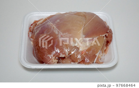 プラスチックの容器に入った生の鶏胸肉 97668464