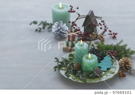 クリスマスのディスプレイとグリーンキャンドル クリスマスのディスプレイとグリーンキャンドル 97669101
