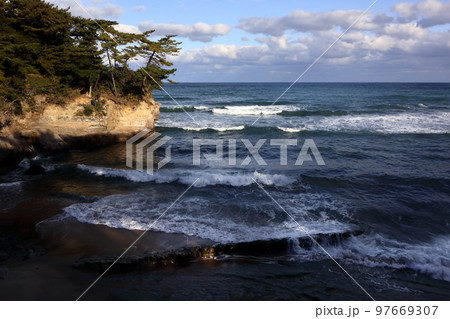 ロマンチック茨城（碁石ヶ浦に音符の波がさざ波となって打ち寄せる。嘗て碁石を産する浜とも言われた。） 97669307