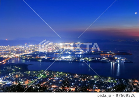 【香川県】屋島の(やしまーる)から見たレインボーに輝く高松シンボルタワーと高松市街地の夕景 【香川県】屋島の(やしまーる)から見たレインボーに輝く高松シンボルタワーと高松市街地の夕景 97669526