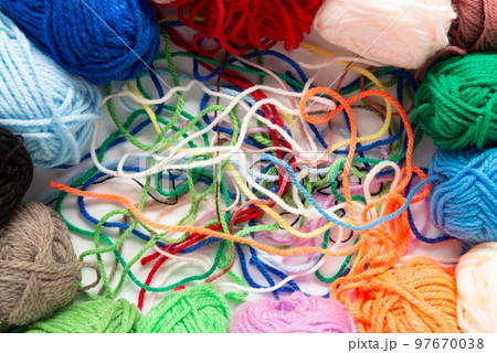 絡まった毛糸 カオス ぐちゃぐちゃ 糸 絡まった毛糸 カオス ぐちゃぐちゃ 糸 97670038