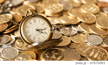 懐中時計と硬貨　時は金なり 97670065