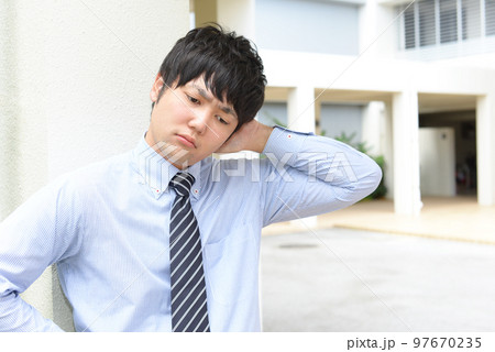 疲れたビジネスマン 疲れたビジネスマン 97670235