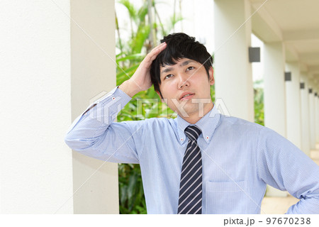 疲れたビジネスマン 疲れたビジネスマン 97670238