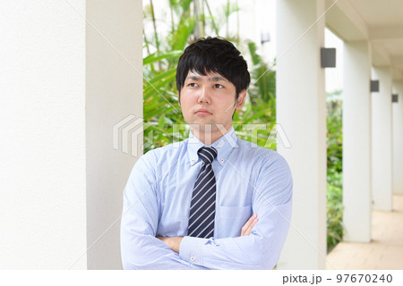 考えるビジネスマン 考えるビジネスマン 97670240