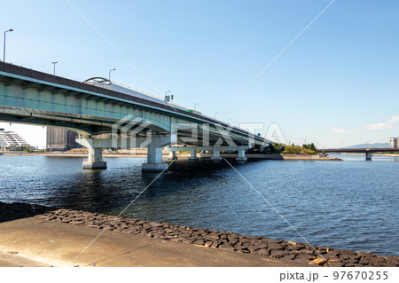 兵庫県・西宮市と芦屋市をつなぐ海上の高速道路橋 兵庫県・西宮市と芦屋市をつなぐ海上の高速道路橋 97670255