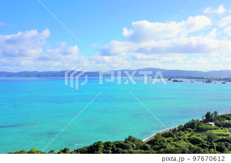 沖縄の美しい海(古宇利オーシャンタワーからの眺め) 沖縄の美しい海(古宇利オーシャンタワーからの眺め) 97670612