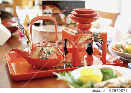 お正月の料理と屠蘇器(お屠蘇セット) お正月の料理と屠蘇器(お屠蘇セット) 97670875