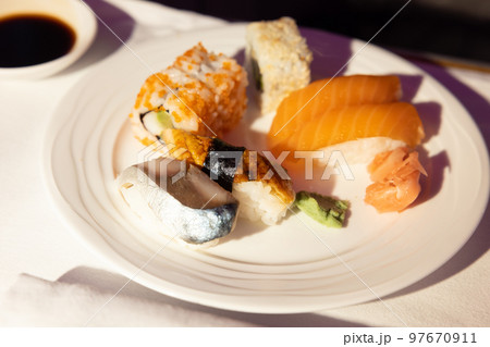 国際線ビジネスクラスのおいしい握り鮨盛り合わせ 国際線ビジネスクラスのおいしい握り鮨盛り合わせ 97670911